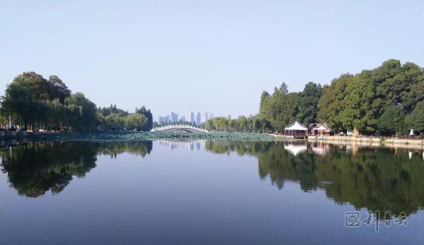 听涛景区水天一色的东湖